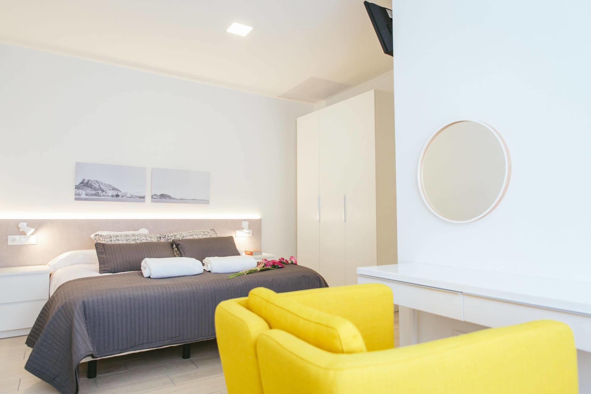 The Lucky Flats - Poeta Quintana Apartment อาลิกันเต ภายนอก รูปภาพ
